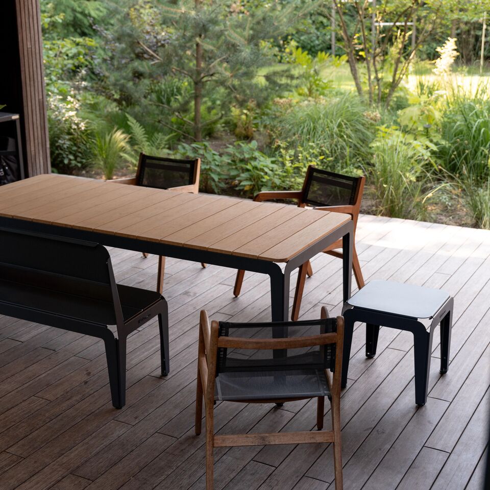 Bended Table Wood avec bancs et tabourets